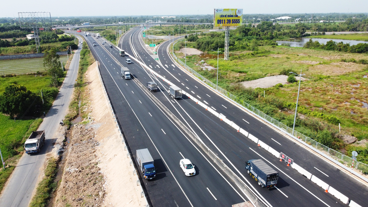 Chọn làn đường phù hợp với tốc độ để không gây ức chế cho phương tiện khác trên cao tốc (16/10/2023)